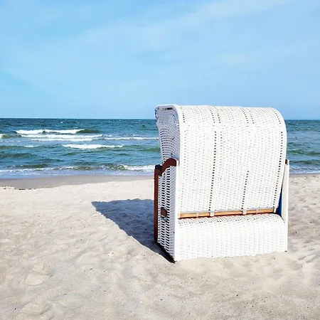 アパート Moderne 1 Mit Sonnenterrasse Und Parkplatz, In Ruhiger Lage, Nur Wenige Gehminuten Zum Ostsee Sandstrand *